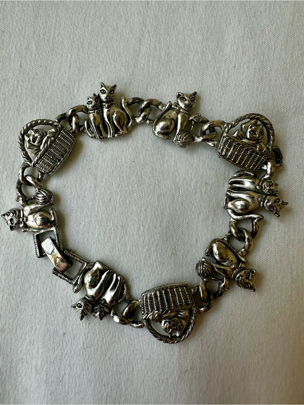 Vintage Silver Tone Cat Bracelet Kitty Kitten Figural Link Basket Yarn Jewelry